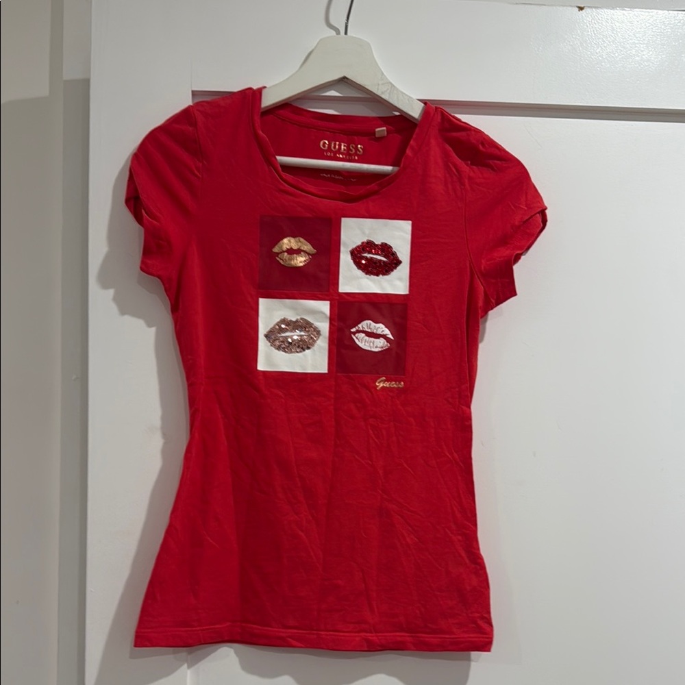 GUESS Red Fitted Graphic Short Sleeve Tee